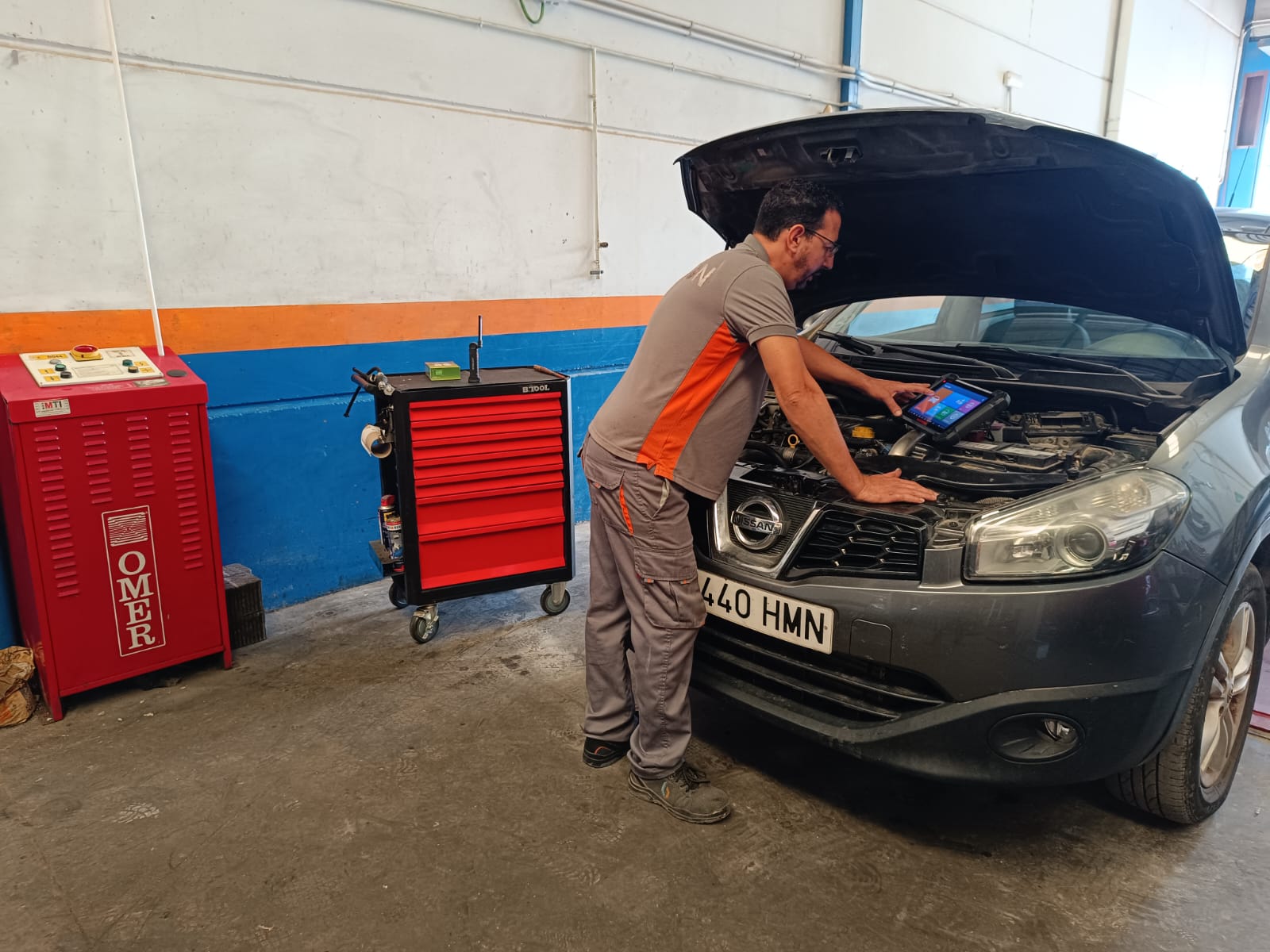 dedicacion conocimiento taller ramon Mecánico revisando motor con dedicación y conocimiento en Talleres Ramón