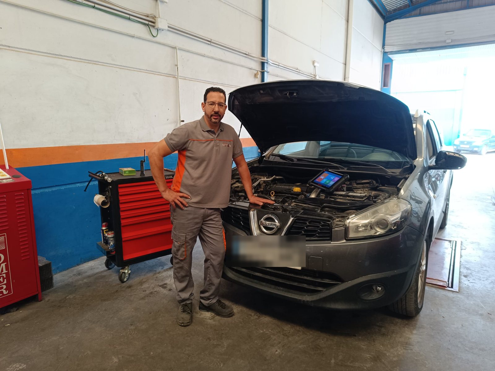 taller ramon diagnosis motor servicios Mecánico de Talleres Ramón revisando el motor de un coche con equipo de diagnosis